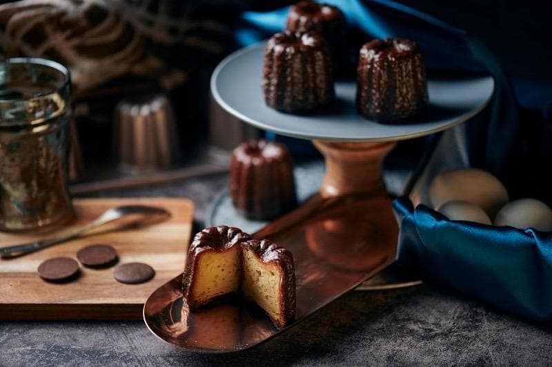 這張「甜點」的照片是一些法式甜點和一杯茶,旁邊還有一些巧克力。