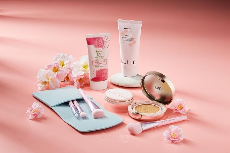 這張「化妝品」的照片是兩支防曬乳、三支化妝刷、一個粉底盒和一些裝飾用的櫻花。