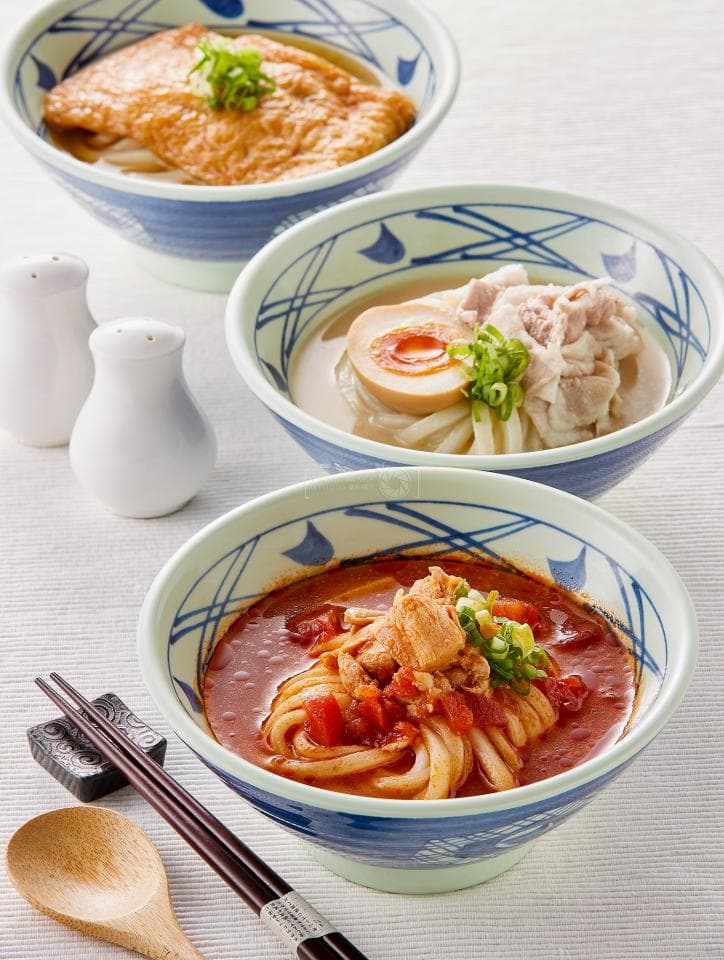 這張「三碗不同口味烏龍麵」的照片是,一碗是炸豆腐烏龍麵,一碗是雞蛋肉絲烏龍麵,另一碗是番茄肉醬烏龍麵。