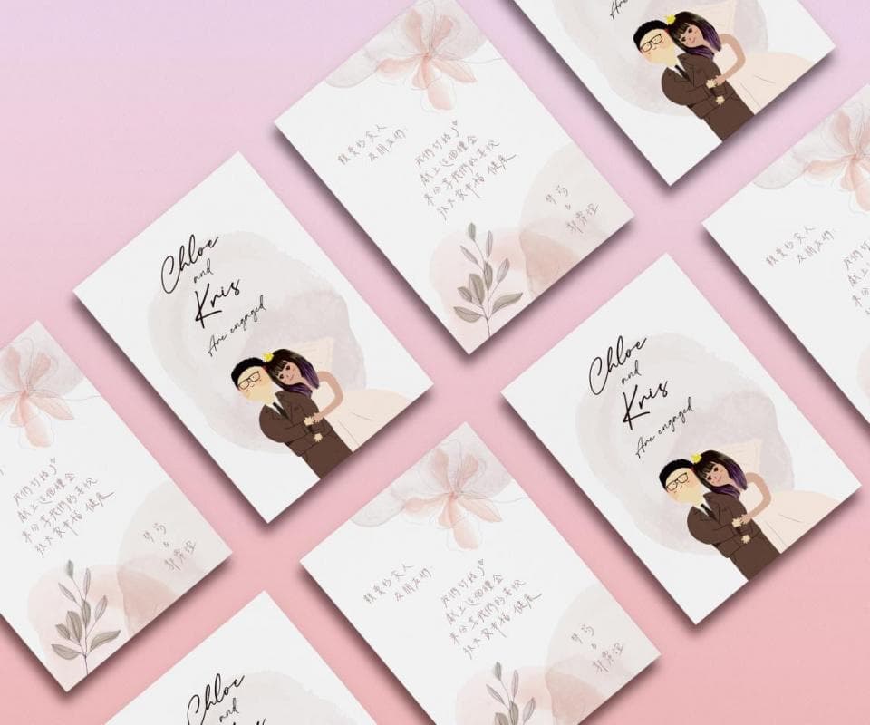 這張「婚禮邀請卡」的照片是 Chloe 和 Kris 的婚禮邀請卡,卡片上畫著一對男女,背景是粉紅色和白色的水彩風格。