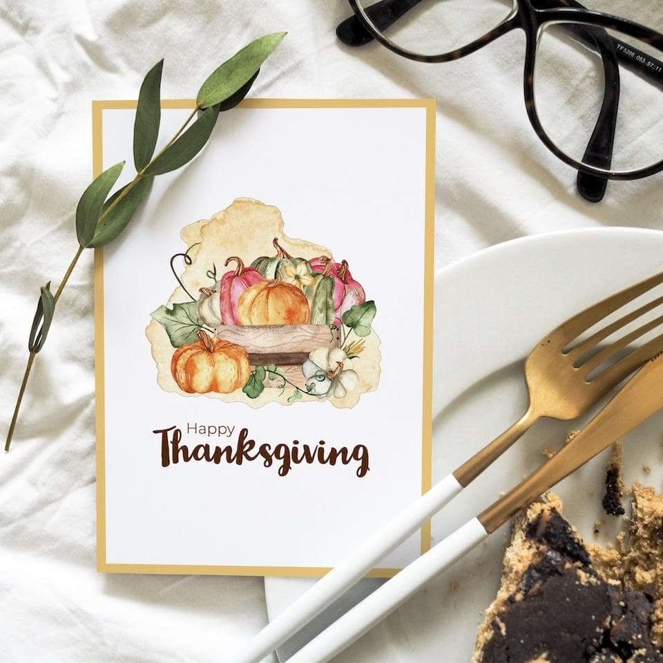 這張照片是一張感謝節卡片,上面畫著一籃南瓜,旁邊寫著「Happy Thanksgiving」。