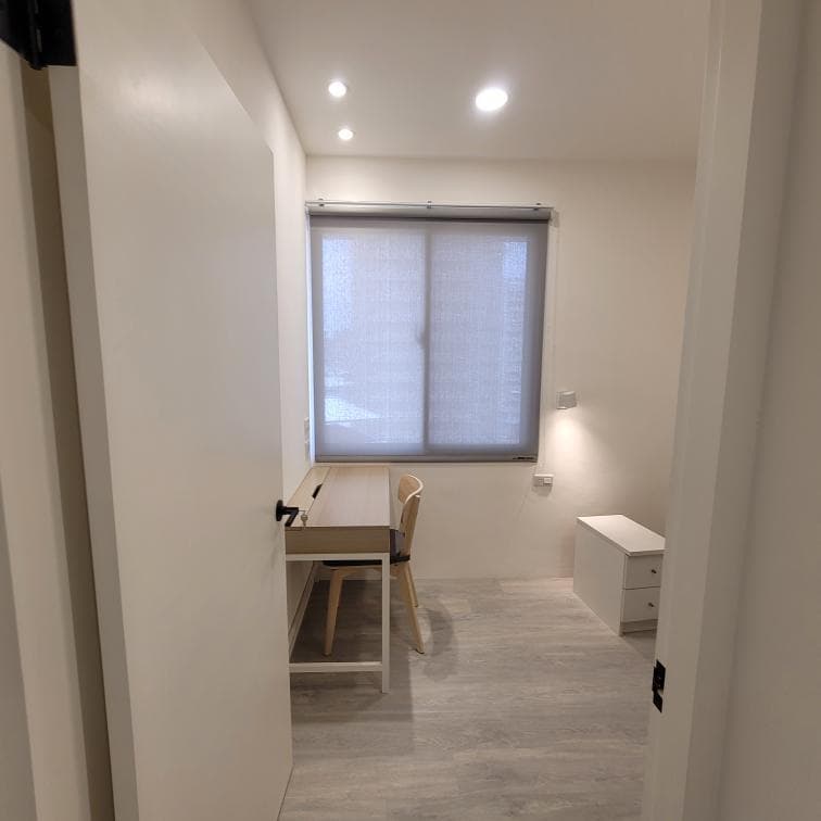 1) 照片顯示一個簡約風格的房間,房間內有書桌、椅子、窗戶和一個小櫃子