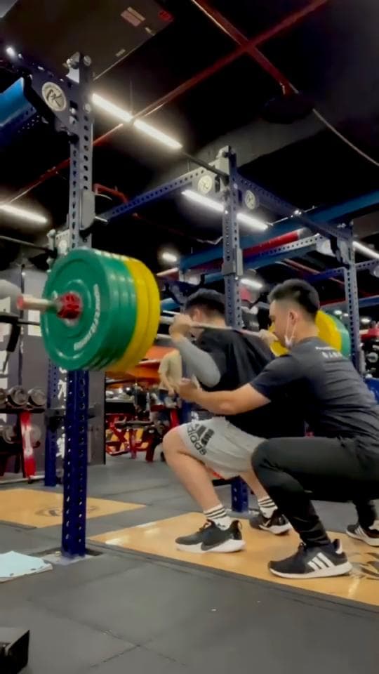 這張照片顯示的是重量訓練。舉重可以增強肌肉力量和耐力,有助於提高新陳代謝,改善身體組成。想學習舉重嗎?快到PRO360找教練吧!