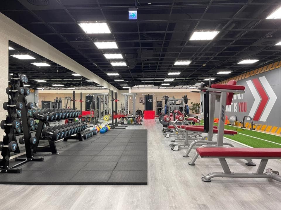 這是一間健身房,健身可以增強體力、提升肌肉強度,還可以減肥塑形!想要找到適合自己的健身教練嗎?快上PRO360找教練吧! 💪