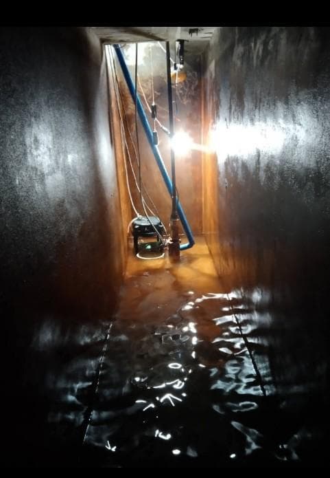 這張照片是一個水池,水池底部鋪著一層積水,水波蕩漾。