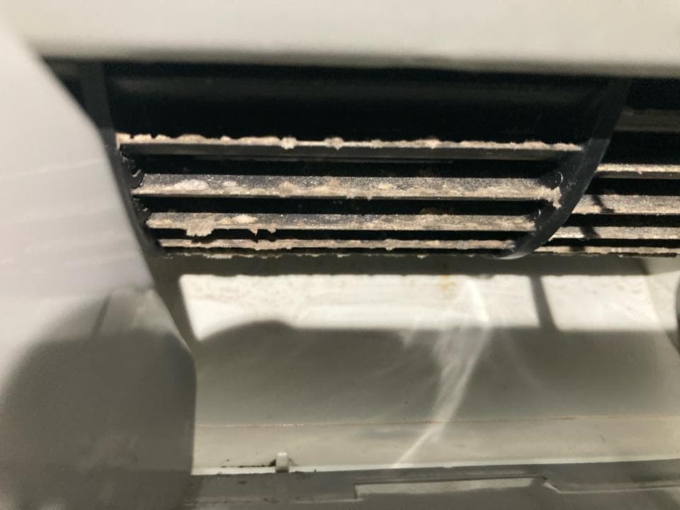 1. 照片顯示一台空調的風扇,風扇上佈滿灰塵