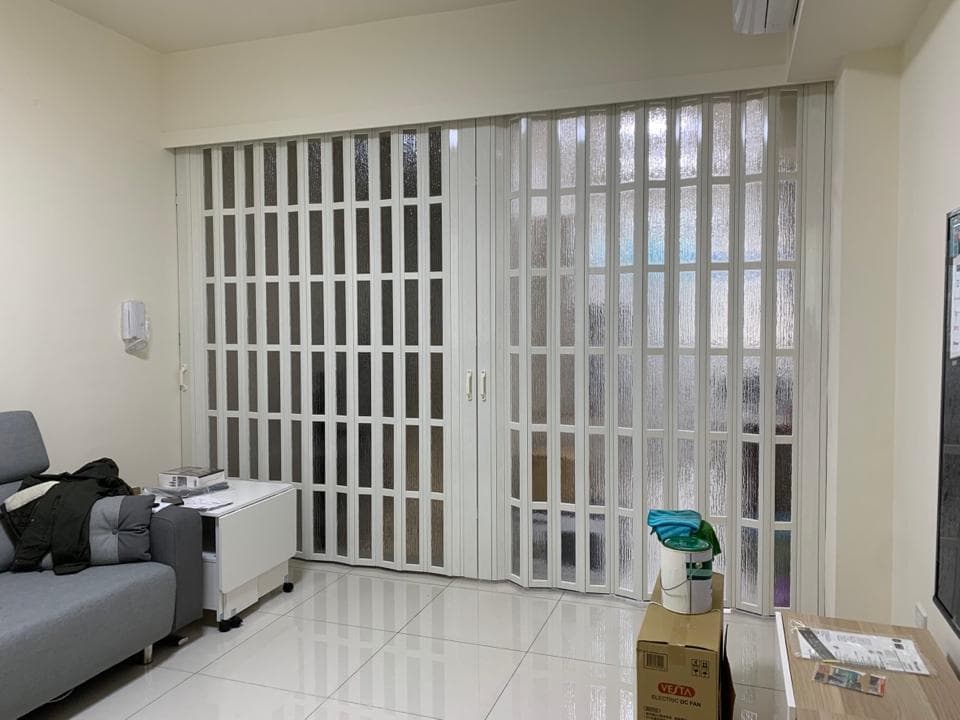 1) 照片顯示一個帶有折疊門的客廳