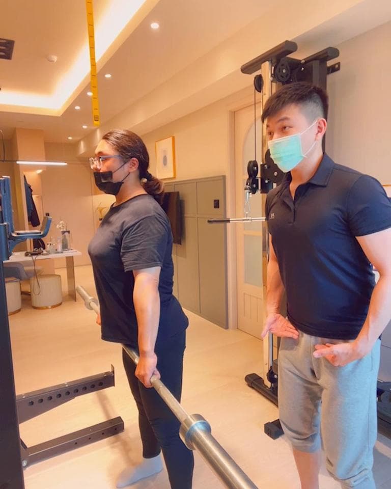 這張照片是關於重量訓練的。重量訓練可以增強肌肉力量、改善體能、增強骨骼密度、提高新陳代謝,並有助於減肥。想找到一位重量訓練教練嗎?快到PRO360尋找合適的教練吧!