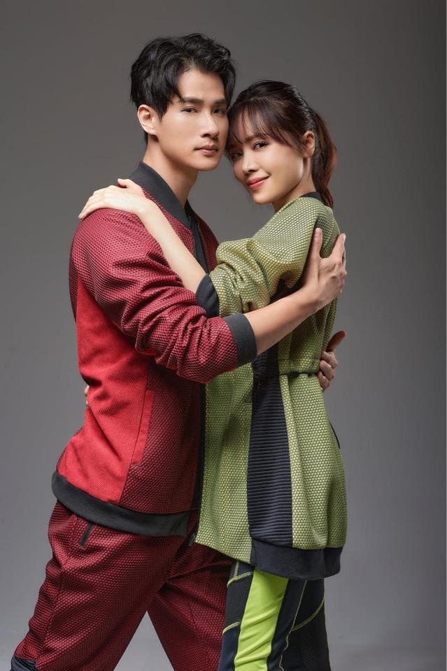 這張「情侶照」的照片是 一對年輕男女,穿著運動服,男子穿著紅色外套,女子穿著綠色外套,他們互相擁抱在一起,看起來很甜蜜。