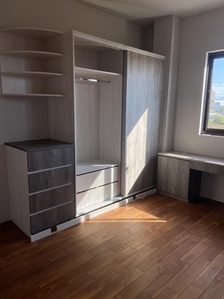 這張照片是一個臥室,最重要的是房間裡面的木地板,它看起來很新而且很乾淨,木頭的顏色和紋理都很漂亮,地板的紋路非常清晰,顯得房間更加寬敞明亮。