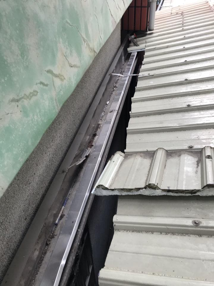 這張照片是屋頂的雨水排水溝,其中一部分已經破損,需要修補。