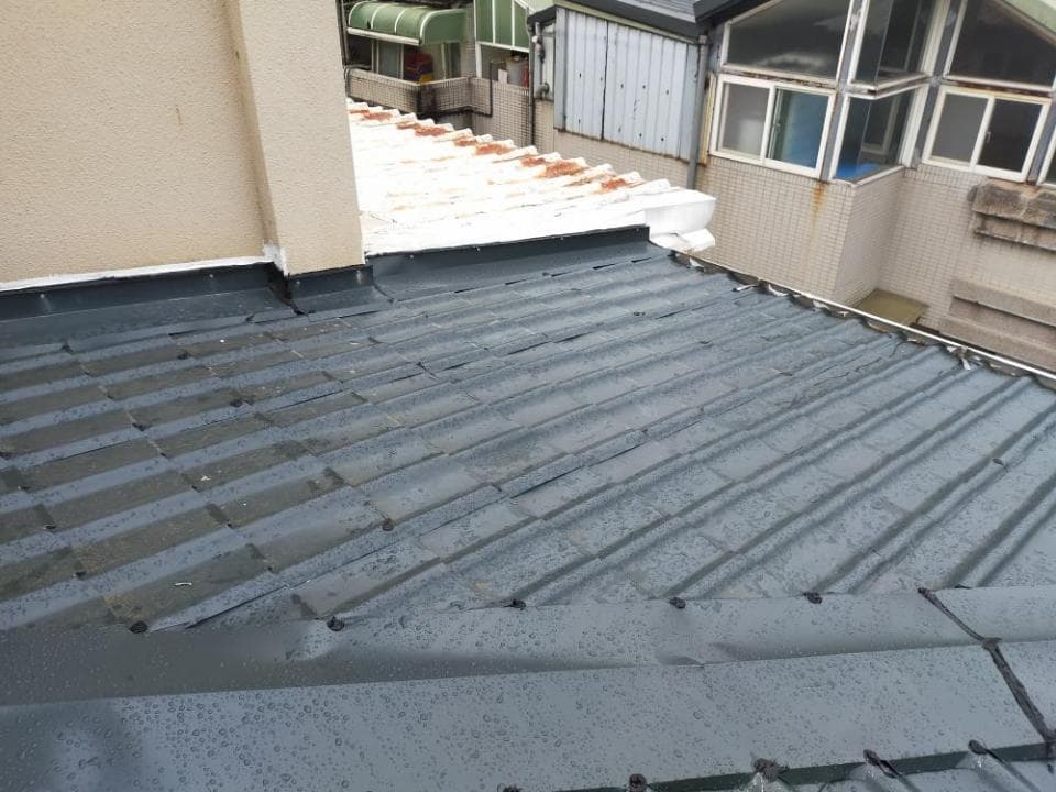 1) 照片中顯示的是一個灰色屋頂,屋頂上有許多瓦片