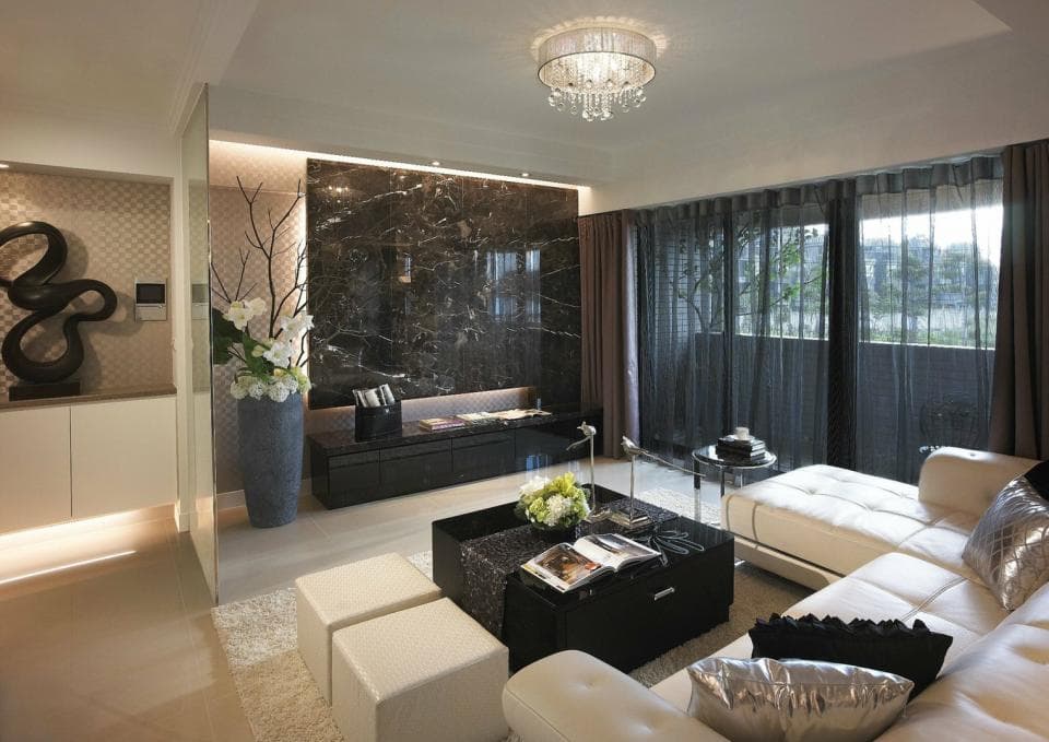 1) 照片顯示一棟建築物,屋頂正在施工,可以看到許多鋼架和金屬板,地上也有許多施工材料