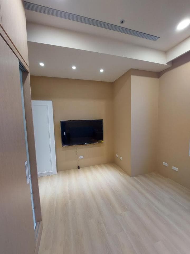 這張照片是一間現代化客廳,以淺色木地板為主,看起來明亮舒適。