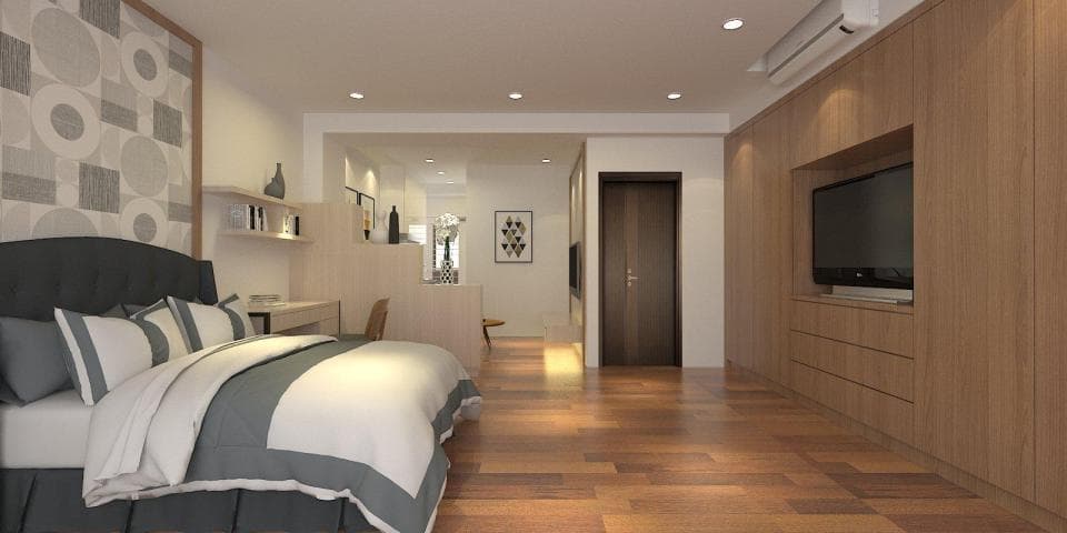 這張「臥室」的照片是一個帶有木製地板的臥室,裡面有一張大床、一個電視櫃,還有一個通往另一個房間的門。