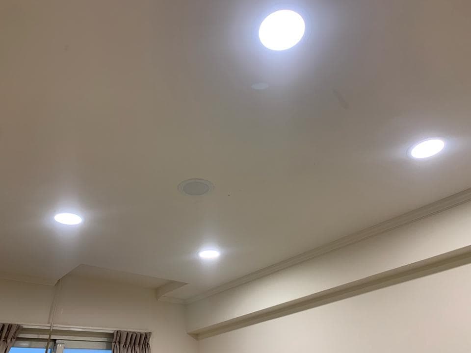 這張照片是房間的白色天花板,上面裝了五個圓形燈泡,其中一個燈泡位於照片的中央。