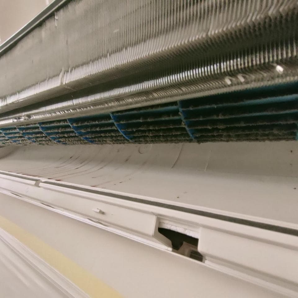 1) 照片顯示一個有灰塵和污垢的空調內部