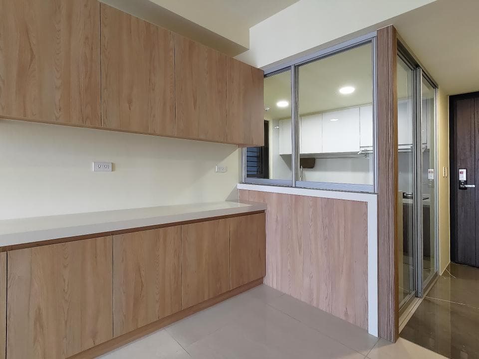 1) 這是一張廚房的照片,畫面中可以看到木製的櫥櫃、流理台和玻璃門