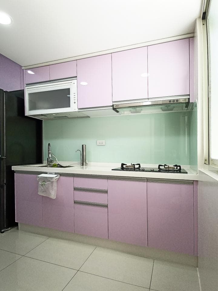 這張照片是一個現代化的廚房,最重要的是淡紫色的櫥櫃,讓空間顯得優雅又溫馨。