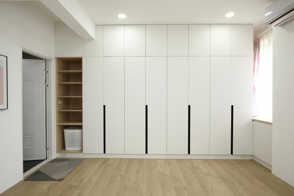 ## 照片資訊
**1) 照片描述:** 這是一張現代風格的白色衣櫃的照片