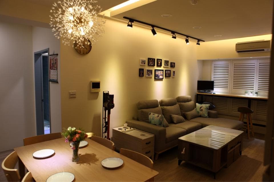 1) 照片顯示一個現代化的客廳