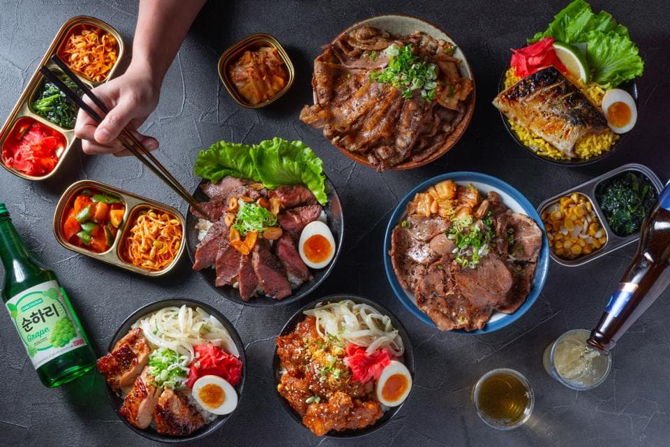 這張「美食」的照片是一桌豐盛的晚餐,有烤肉飯、海鮮飯、雞肉飯、以及各種小菜。