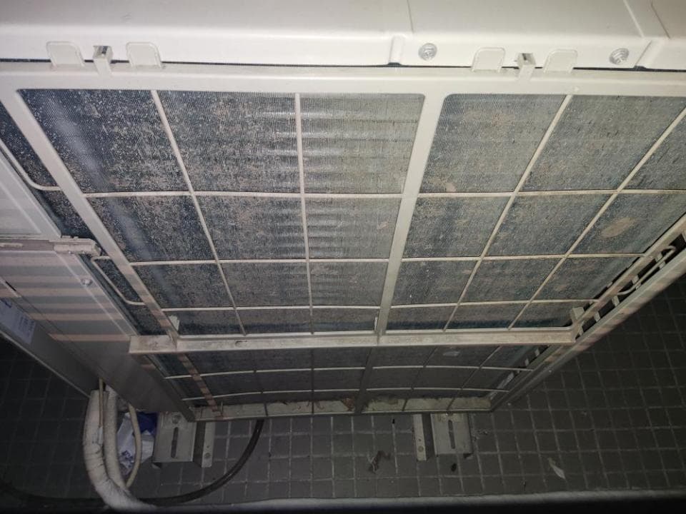 1) 照片顯示一個被灰塵覆蓋的空調機
