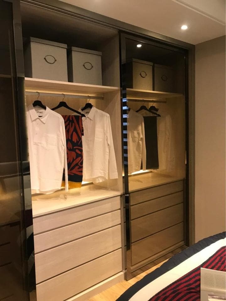 這張照片是一個現代化的衣櫃,最顯眼的部分是衣櫃裡面的抽屜,它有三個抽屜,每一個都很大,看起來很實用。