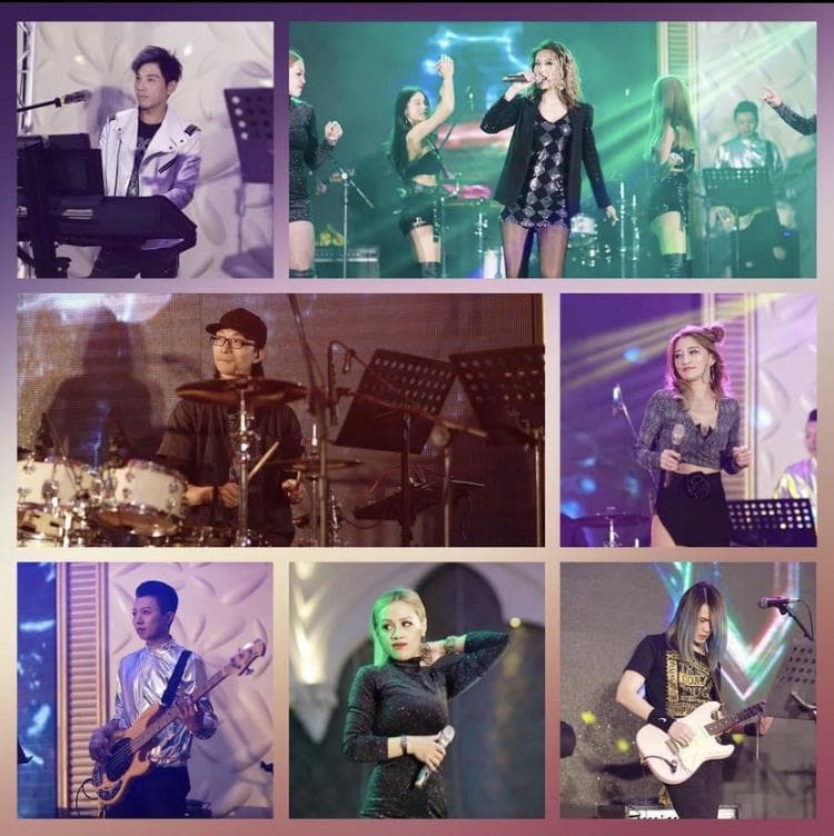 這張照片是一組樂隊在台上表演,他們正聚精會神地演奏著音樂,為觀眾帶來一場精彩的音樂盛宴。樂隊成員包括主唱、吉他手、貝斯手、鼓手和鍵盤手,他們的默契配合讓音樂充滿活力和感染力。