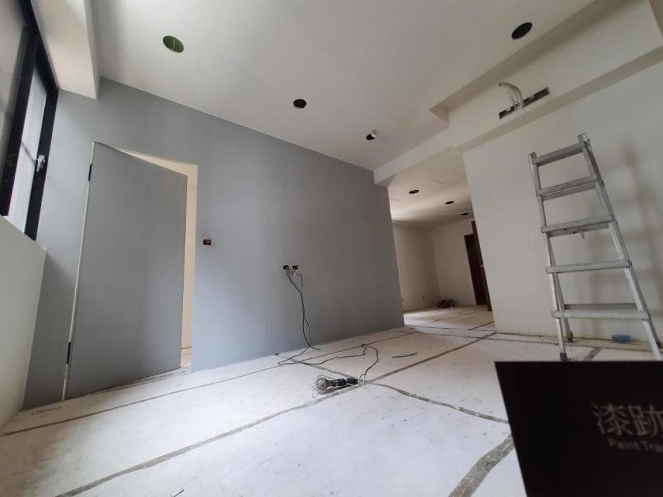 1. 照片顯示一個房間的內部,房間被漆成灰色