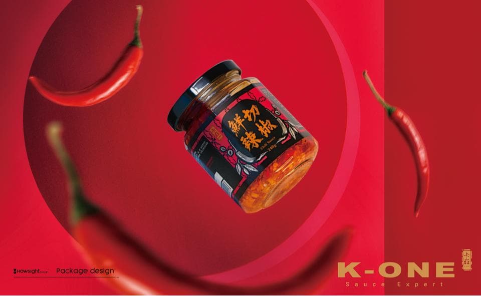 這張照片是一個辣椒醬罐,罐子設計精美,以紅色和黑色為主色調,上面印有辣椒圖案和中文字,看起來很有質感。