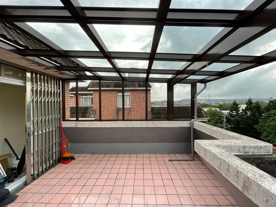 這張照片是一個陽臺,陽臺上有一個石頭砌成的水池,可以用來裝置盆栽或水景。