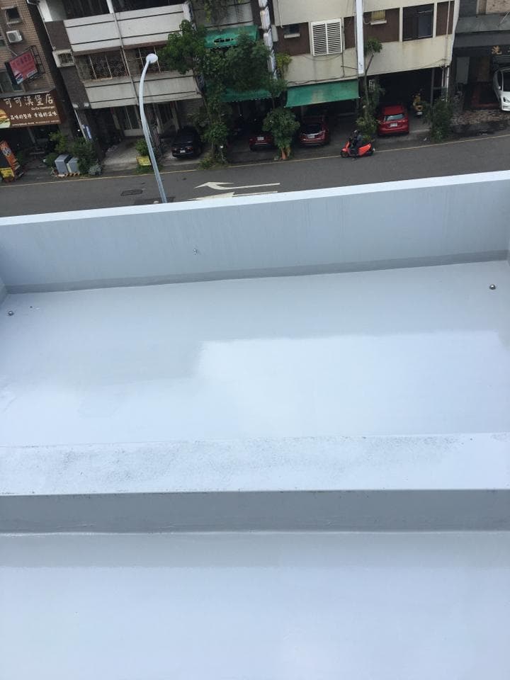 這張照片是兩個廣告橫幅,上面印著M*L*T和一個綠色的標誌。