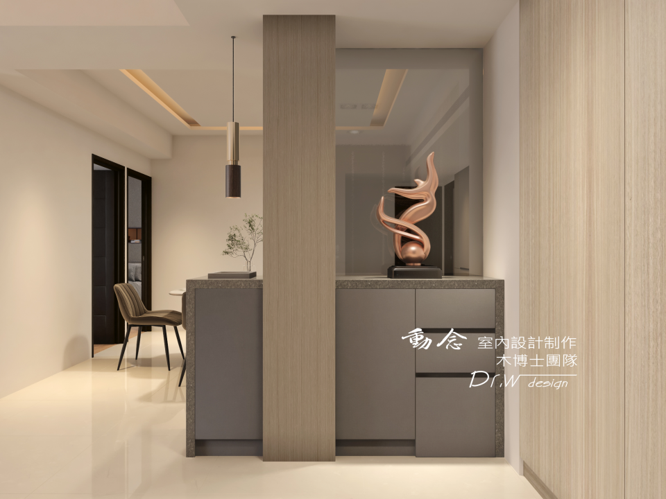 這張照片是一間現代化住宅的玄關,中間擺放了一個金色的抽象雕塑,看起來很有質感。