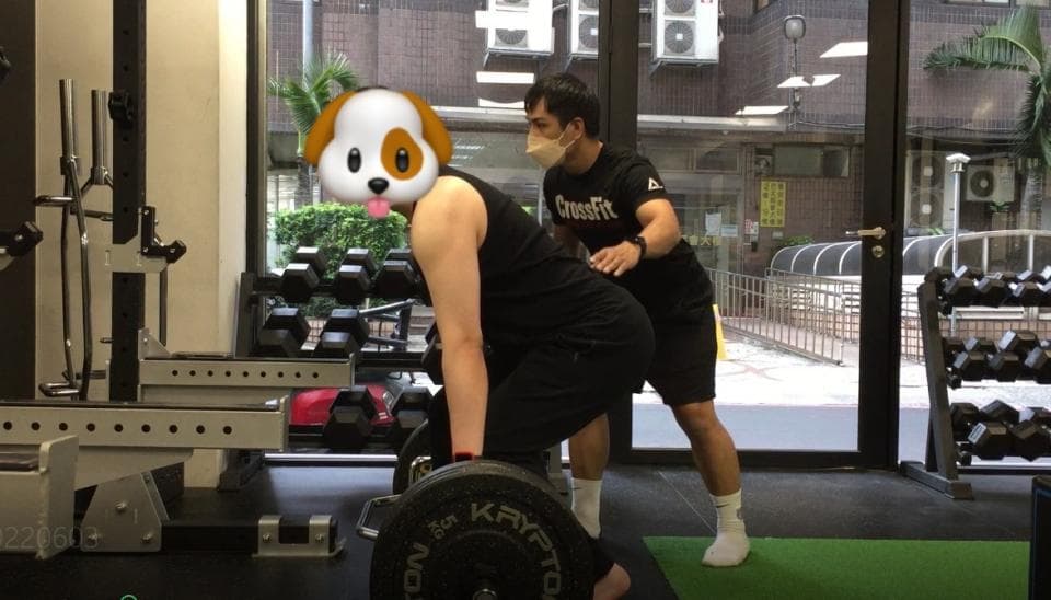 這張照片是關於重量訓練的。重量訓練可以增強肌肉力量和耐力,改善骨骼密度,促進新陳代謝,還有助於減肥。想學習重量訓練嗎?快到PRO360尋找適合你的教練吧!