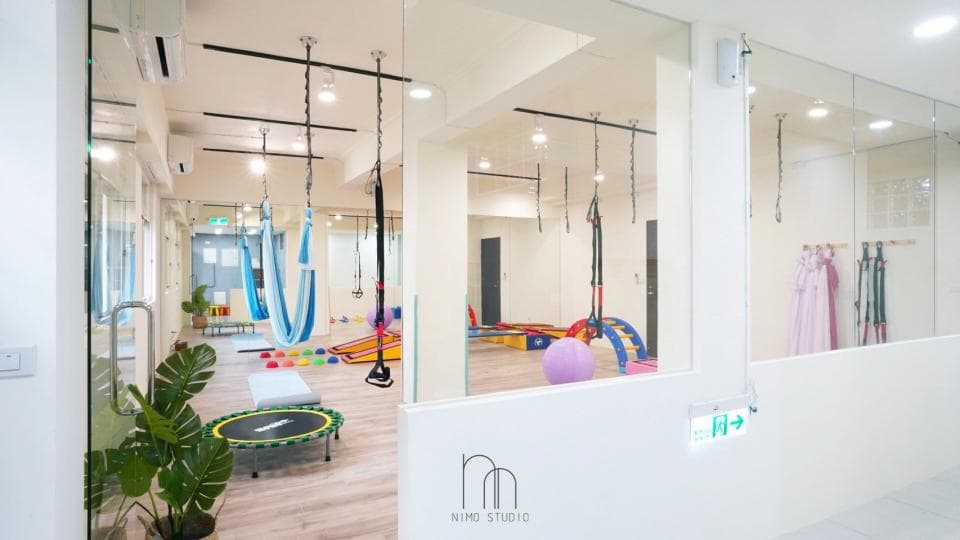 這張圖片顯示的是空中瑜伽。空中瑜伽可以增強核心肌群,改善平衡感,並且舒緩身心。想要學習空中瑜伽,請到PRO360尋找一位專業的教練。