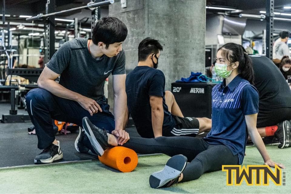 這張照片顯示的是伸展運動。伸展運動可以改善柔軟度,增加關節活動範圍,降低受傷風險。想找伸展運動教練?快上 PRO360!