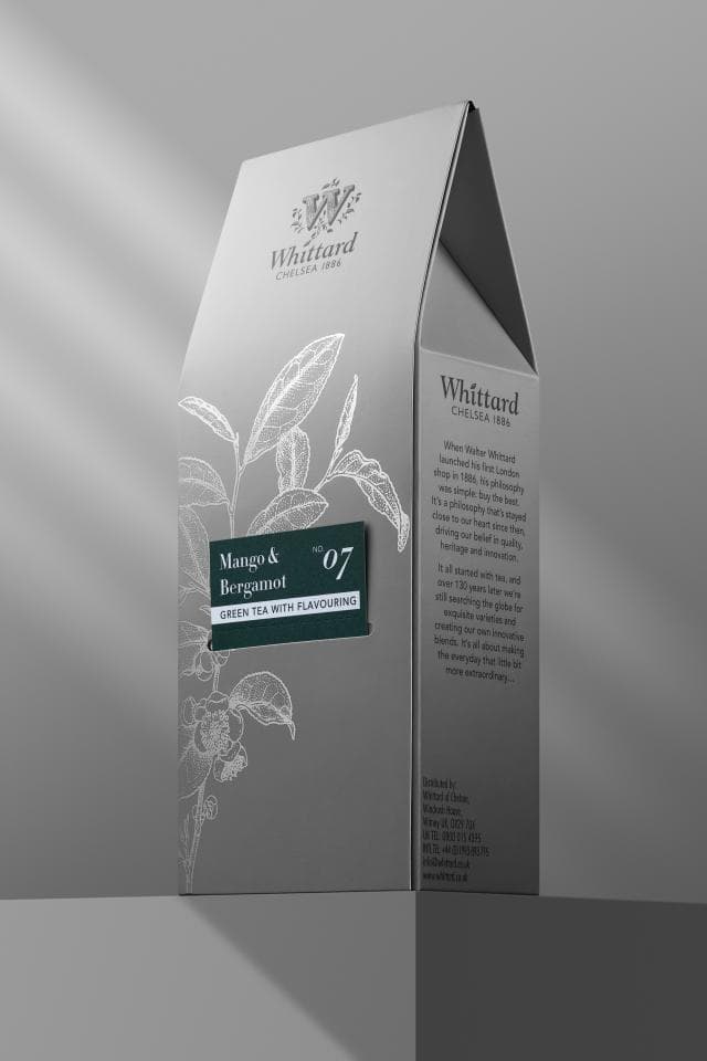 這張照片是一個綠茶的包裝盒,上面寫著「芒果與佛手柑」,盒子上還有茶葉的圖案和數字「07」。