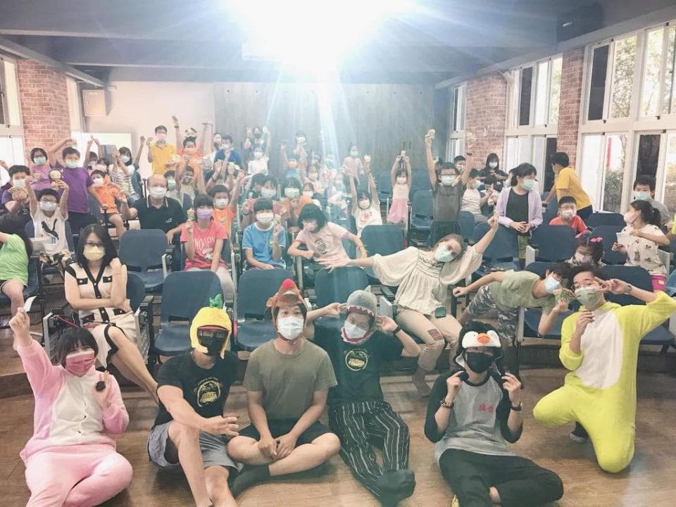 這張照片是一群人聚在一起,他們戴著各式各樣的可愛面具,有兔子、鴨子、企鵝等等,看起來十分開心。