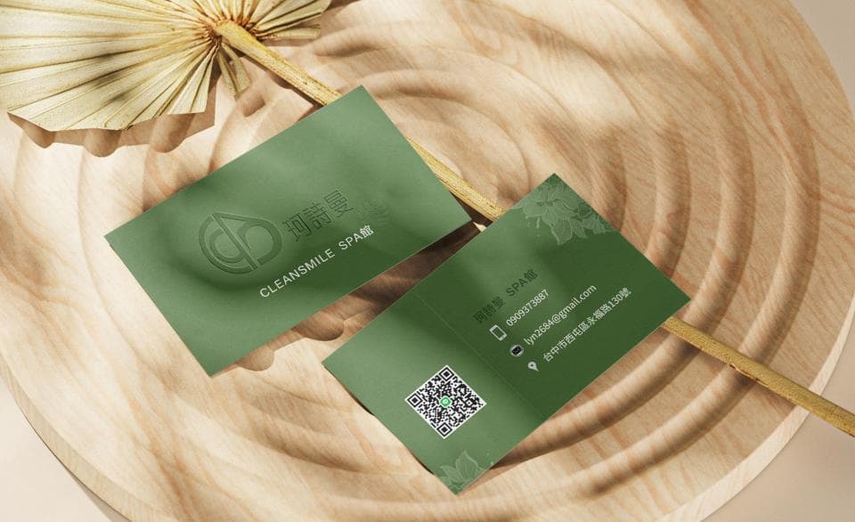 這張照片是兩張綠色的名片,上面寫著 CleanSmile Spa,以及聯絡資訊。