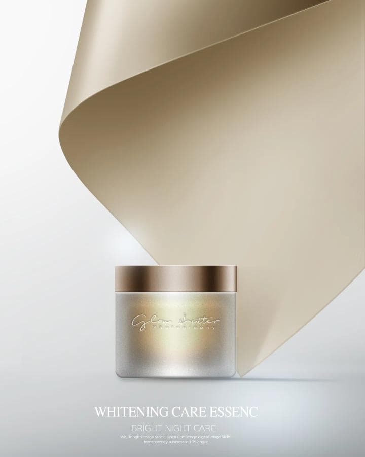 這張「美妝產品」的照片是一個金色瓶身的面霜,瓶子上有「光采」字樣,背景是淡金色紙張,營造出高級的質感。