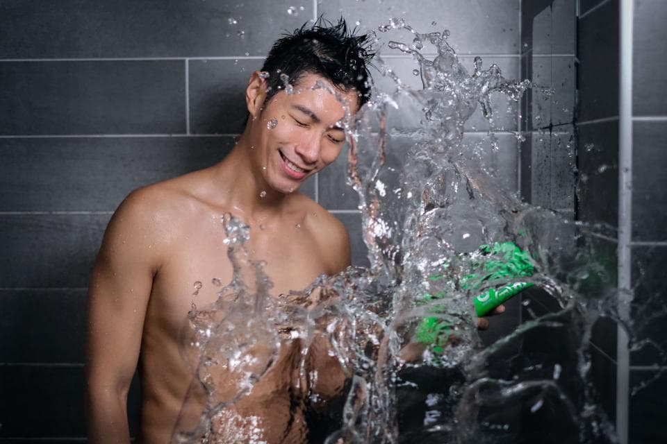 這張「淋浴」的照片是一個男人在淋浴時被水潑到的景象。