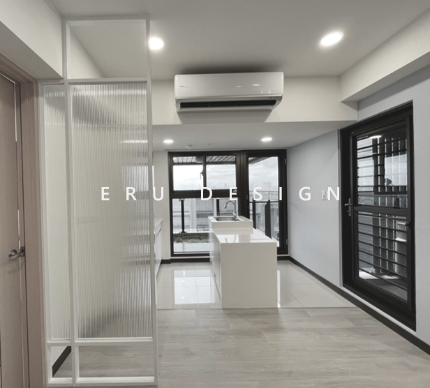 這張「室內設計」的照片是 一個現代化的廚房,有一個白色島臺和一個通往陽臺的落地窗。