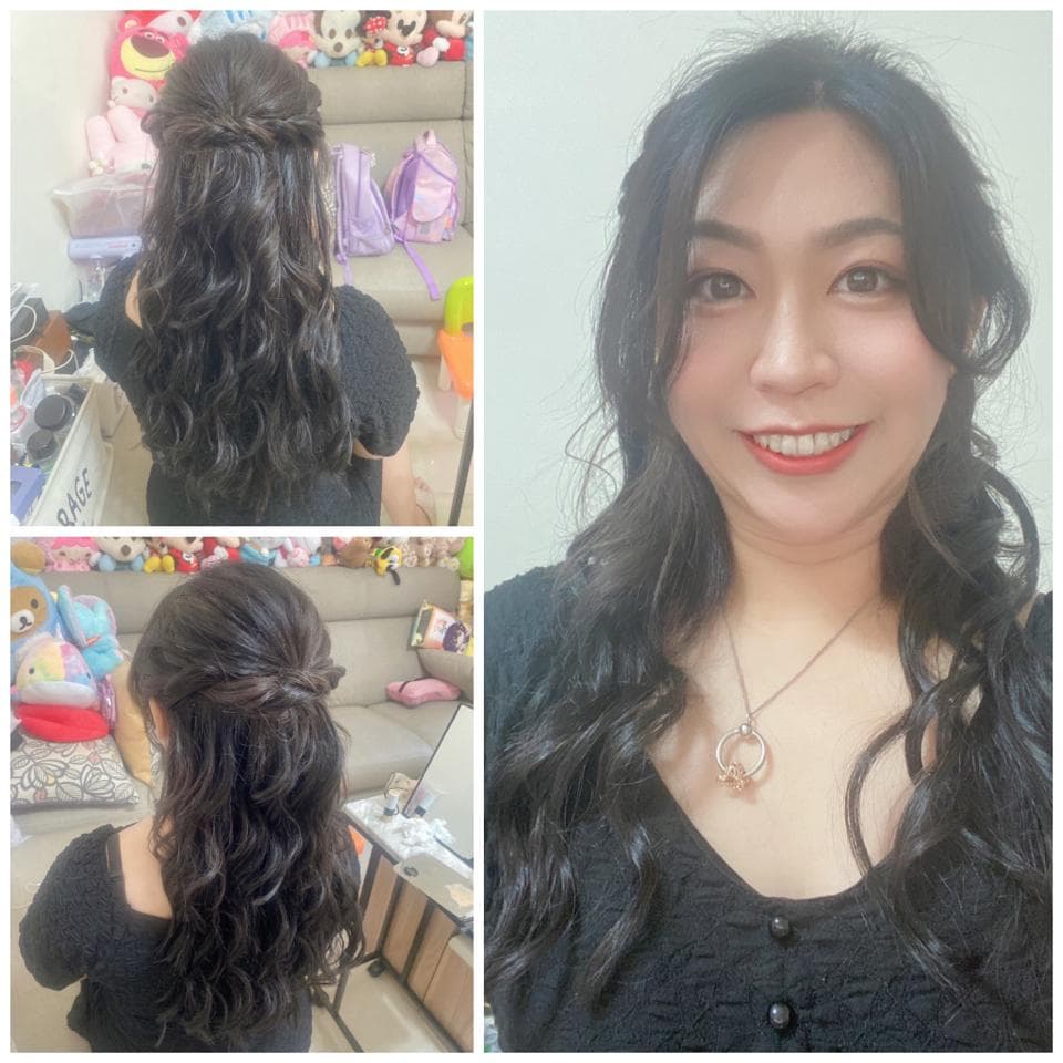 這張照片是一位女士的側臉,她穿著黑色上衣,頭髮是黑色的卷髮,臉上化著淡妝,看起來很有氣質。