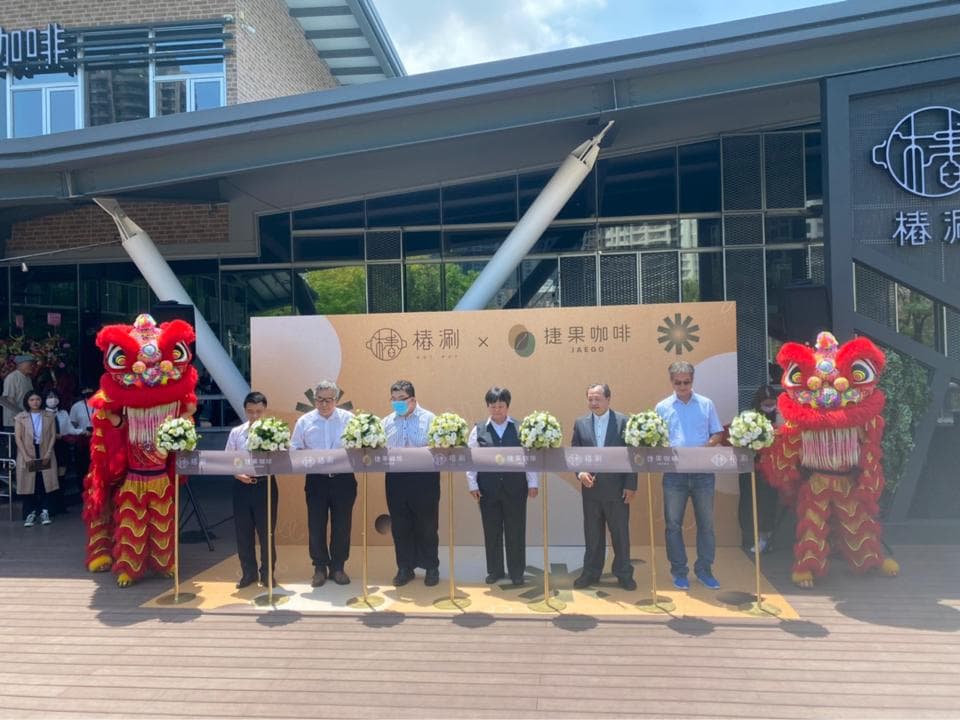 這張照片是一家新開的餐廳開幕典禮,照片中可以看到兩個醒目的舞獅,它們在餐廳門口表演,象徵著生意興隆。