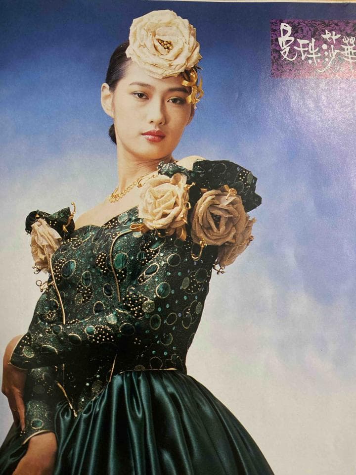 1) 照片中是一位年輕女子,穿著黑色短上衣和牛仔褲,正在擺姿勢