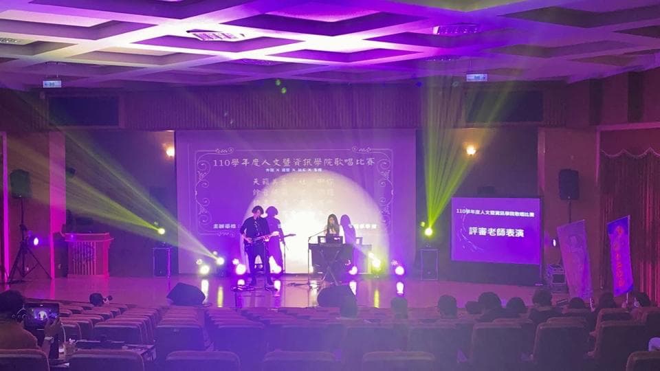 這張「音樂表演」的照片是一場在舞臺上舉行的音樂表演,舞臺上有兩個歌手正在唱歌和演奏樂器,臺下坐滿了觀眾。舞臺上還有燈光和音響設備,為表演增添了氣氛。