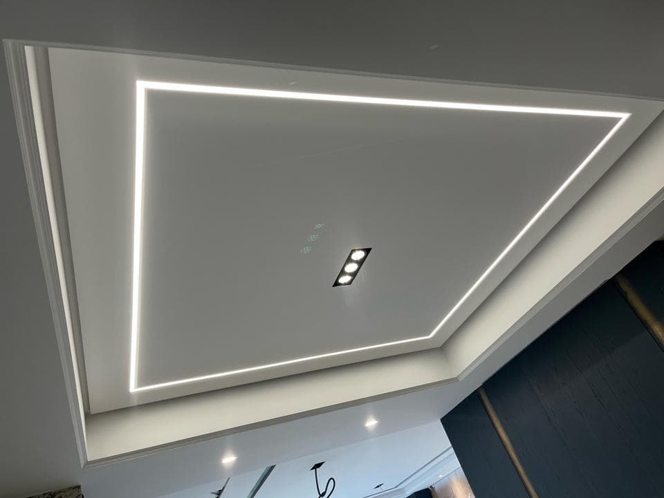 1) 照片顯示一個白色的天花板,天花板上有嵌入式的燈光