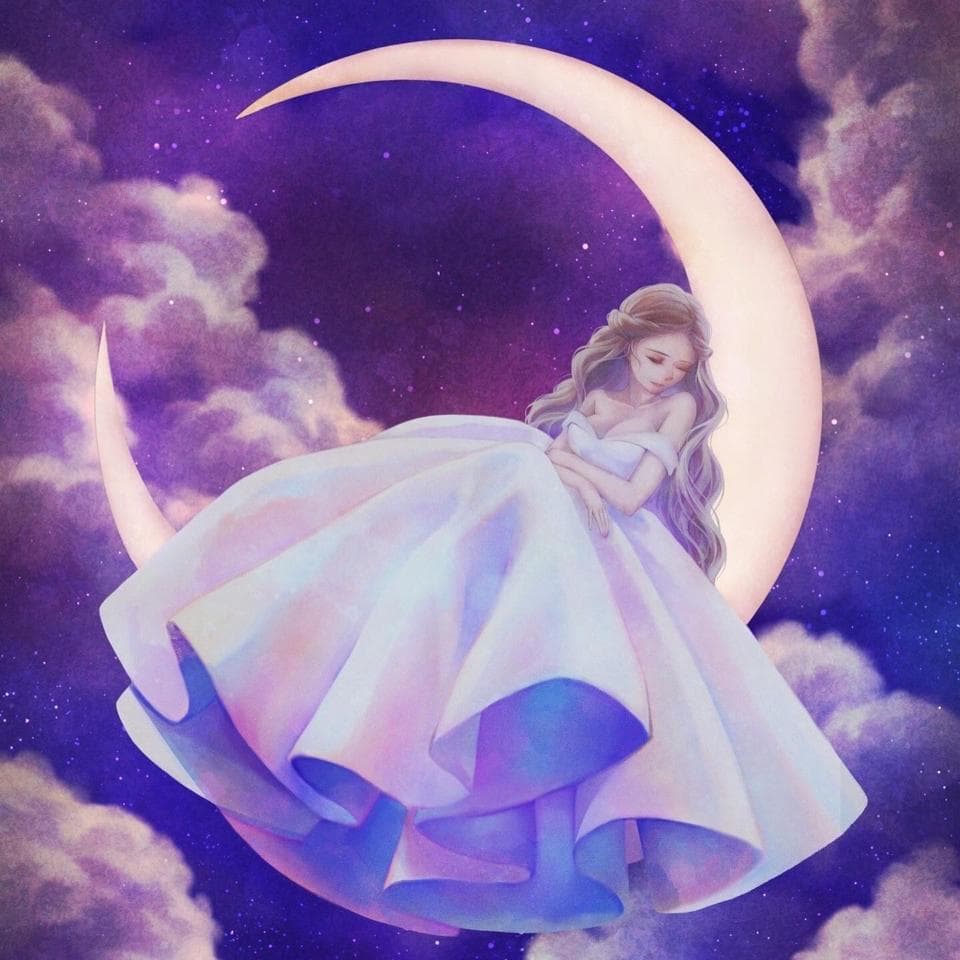 這張照片是一個女孩坐在彎月上的圖畫。女孩穿著白色蓬裙,頭髮很長,看起來很溫柔。她的裙子有淡淡的紫色和藍色,與天空的顏色相呼應。