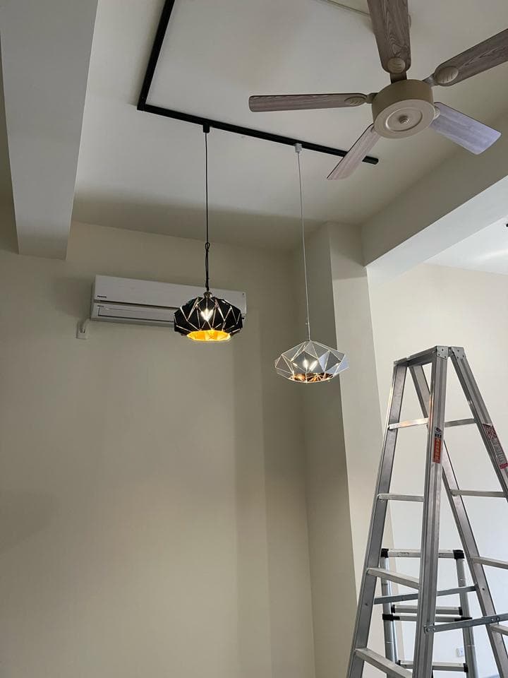 1) 照片顯示一個房間的天花板,房間中有兩個吊燈,一個黑色的,一個白色的